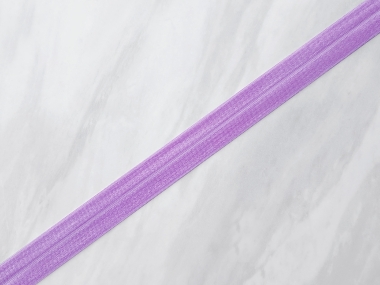 Guma łamana jasnofioletowa, z jednej strony połyskująca II - szerokość 1,8 cm