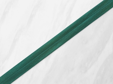 Guma łamana ciemnozielona, z jednej strony połyskująca - szerokość 1,8 cm