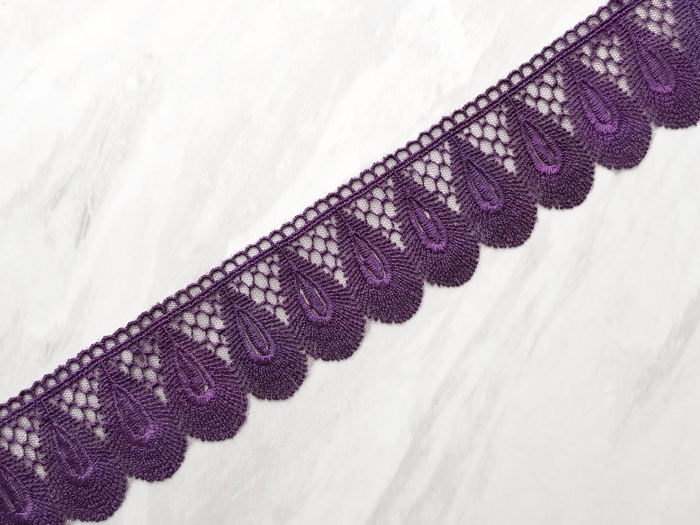 Koronka na stabilnym tiulu w kolorze purpurowym, przypominająca gipiurę, o szerokości 5cm