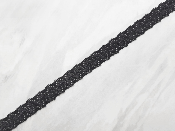 Wąska biała połyskująca koronka elastyczna ze szlaczkiem o szerokości 1,7 cm