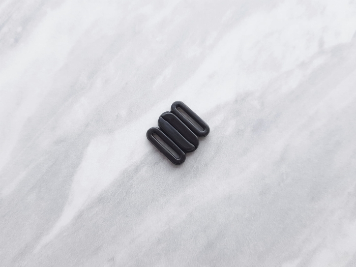 Czarne zapięcie plastikowe do stanika o szerokości 12 mm