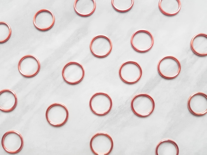 Kółka metalowe w kolorze różowego złota Rose Gold o szerokości 10 mm