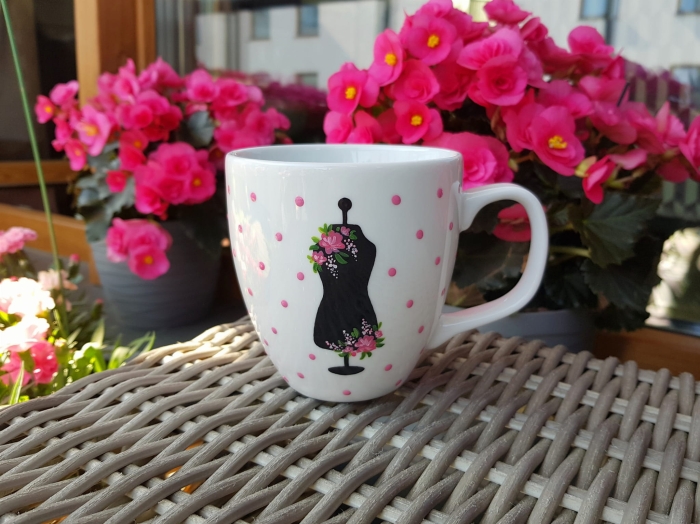 Ręcznie malowany porcelanowy kubek z motywem manekina krawieckiego